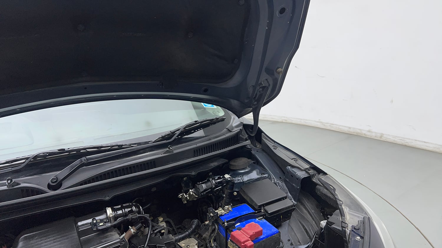 Used 2023 Maruti Suzuki Baleno Alpha AGS Petrol Automatic engine ENGINE LEFT SIDE HINGE & APRON VIEW