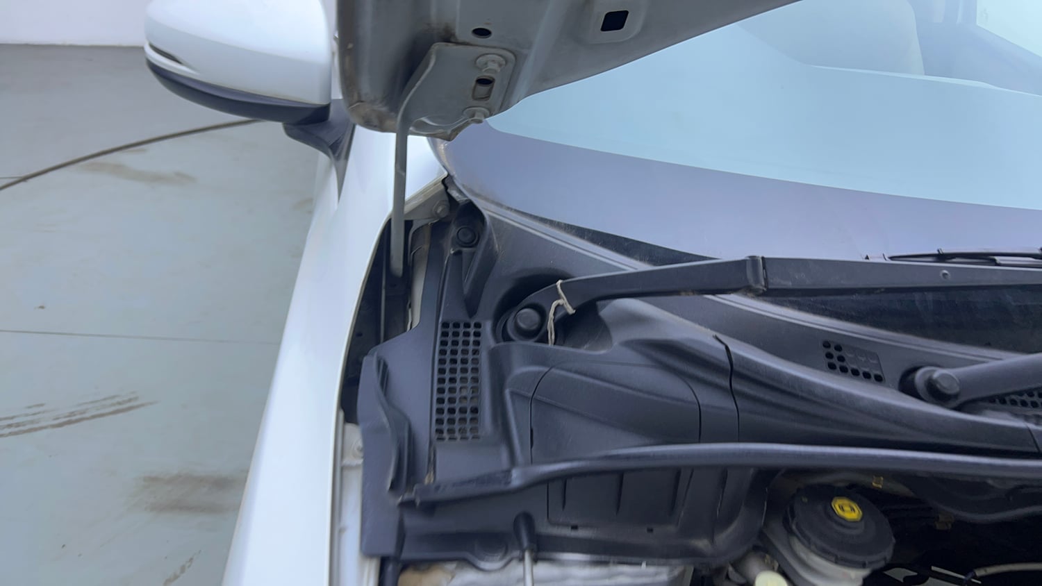 Used 2019 Honda City V CVT Petrol Petrol Automatic engine ENGINE RIGHT SIDE HINGE & APRON VIEW