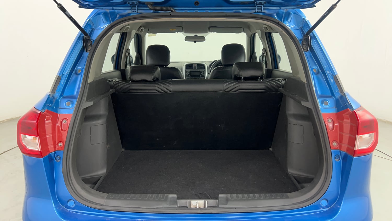 Used 2017 Maruti Suzuki Vitara Brezza VDi (O) Diesel Manual interior DICKY INSIDE VIEW