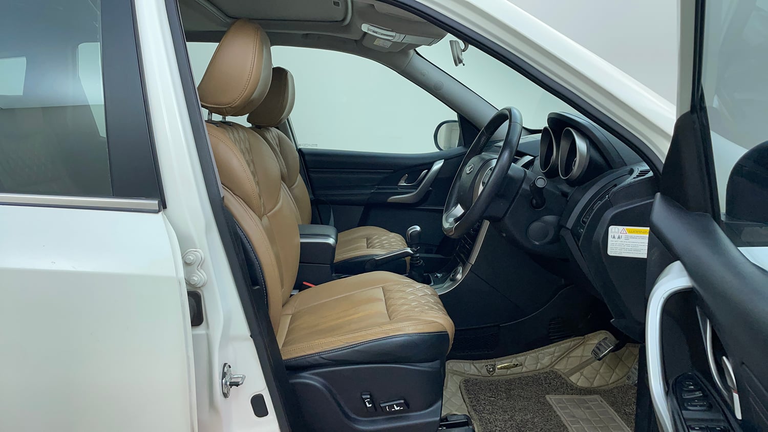 Used 2019 Mahindra XUV500 W11 Diesel Manual interior RIGHT SIDE FRONT DOOR CABIN VIEW