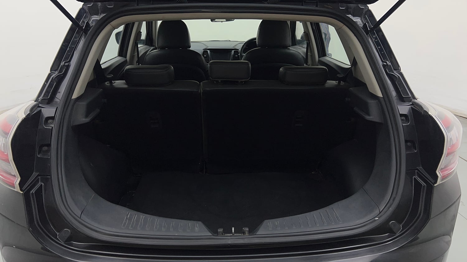 Used 2023 Mahindra XUV400 EL 5S Electric Automatic interior DICKY INSIDE VIEW