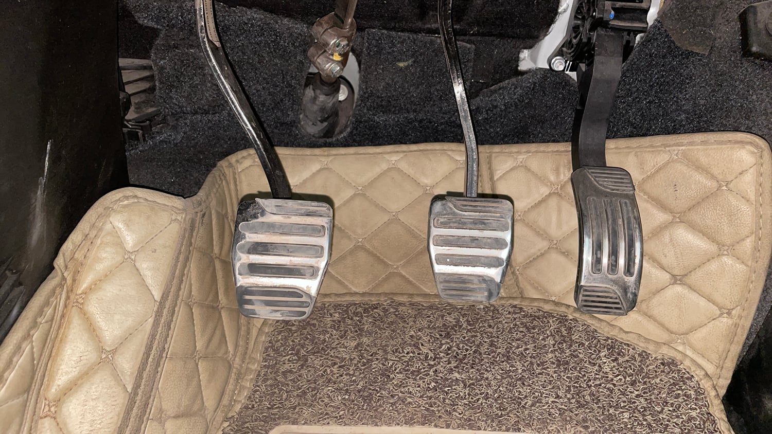 Used 2019 Mahindra XUV500 W11 Diesel Manual interior PEDALS VIEW