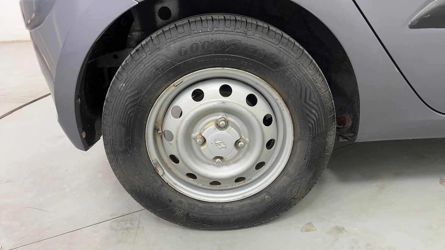 Used 2015 Hyundai i10 Magna 1.1 iRDE2 Petrol Manual tyres RIGHT REAR TYRE RIM VIEW