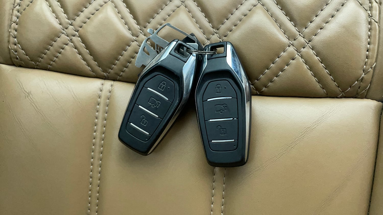 Used 2019 Mahindra XUV500 W11 Diesel Manual extra CAR KEY VIEW
