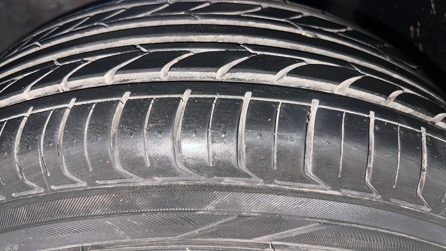 Used 2013 Volkswagen Polo Comfortline 1.2L (P) Petrol Manual tyres RIGHT FRONT TYRE TREAD VIEW