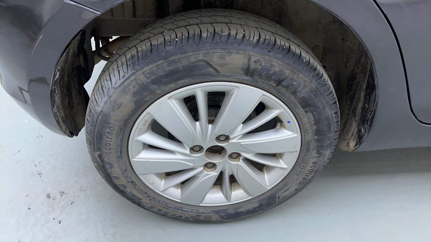 Used 2015 Maruti Suzuki Swift ZXi Petrol Manual tyres RIGHT REAR TYRE RIM VIEW