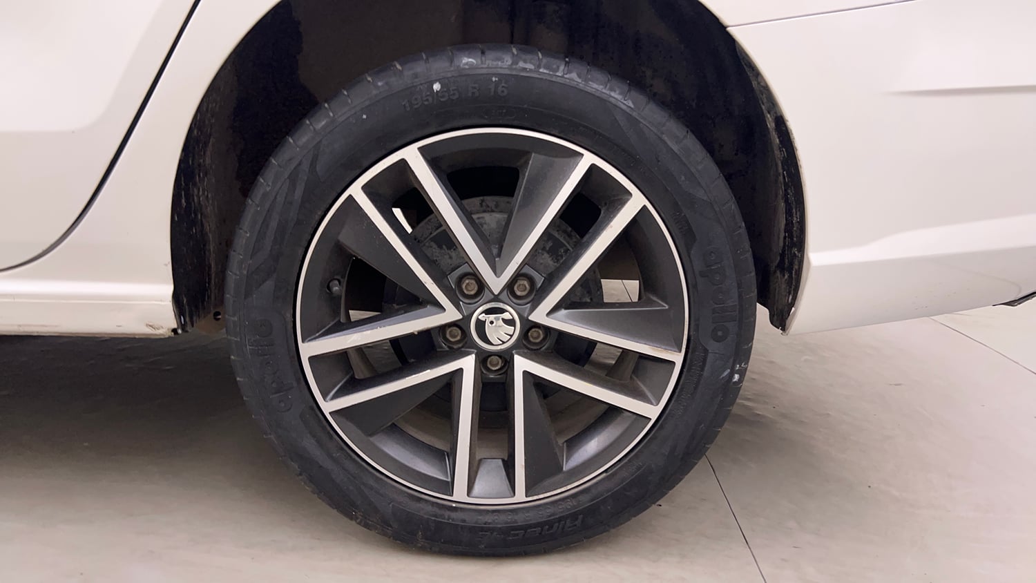 Used 2018 Skoda Rapid Style 1.6 MPI AT Petrol Automatic tyres LEFT REAR TYRE RIM VIEW