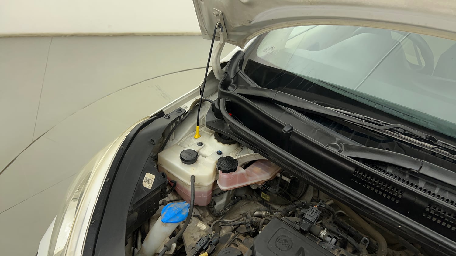 Used 2020 Hyundai Santro Sportz CNG Cng Manual engine ENGINE RIGHT SIDE HINGE & APRON VIEW