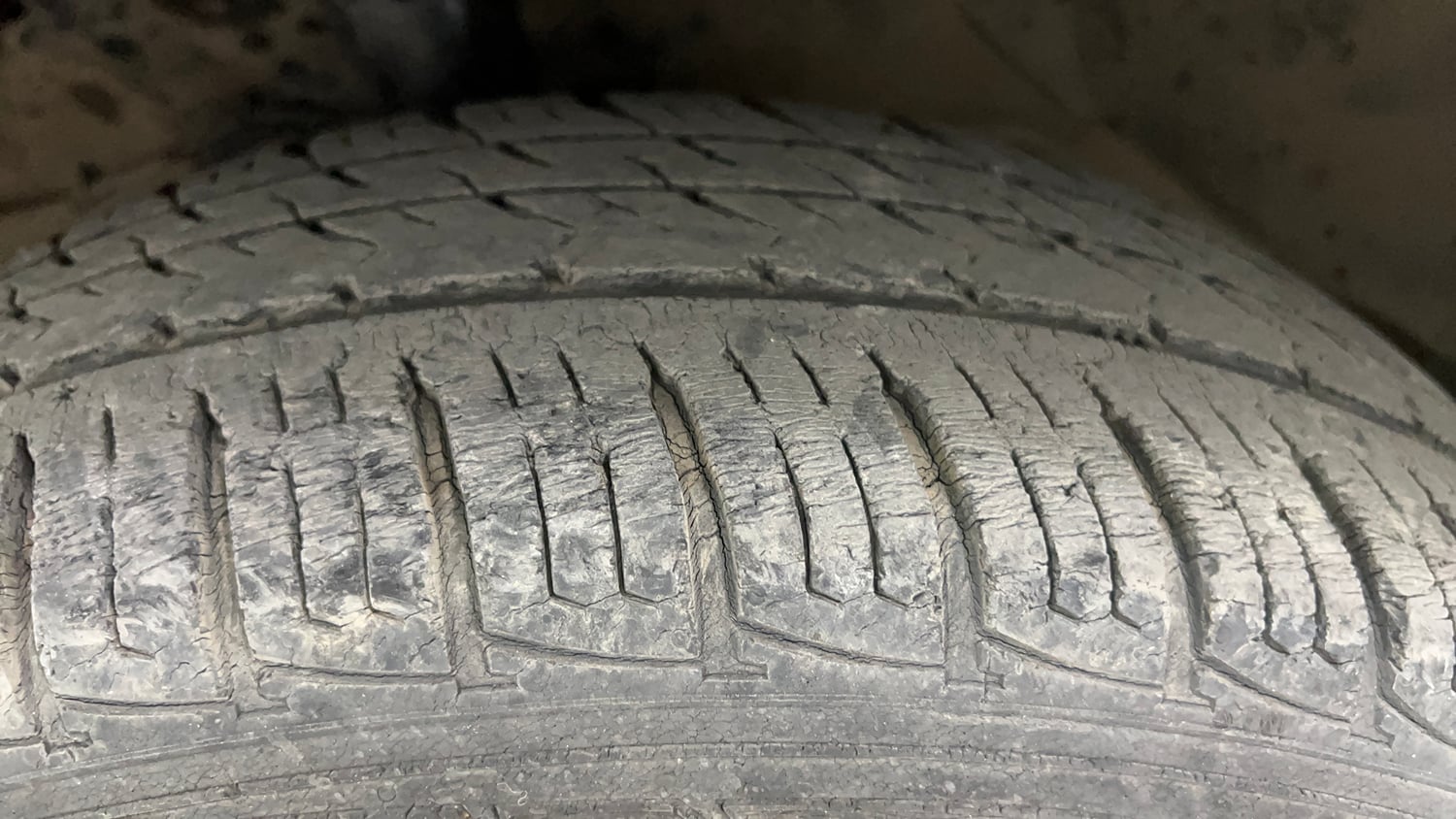 Used 2017 Maruti Suzuki Vitara Brezza VDi (O) Diesel Manual tyres LEFT FRONT TYRE TREAD VIEW
