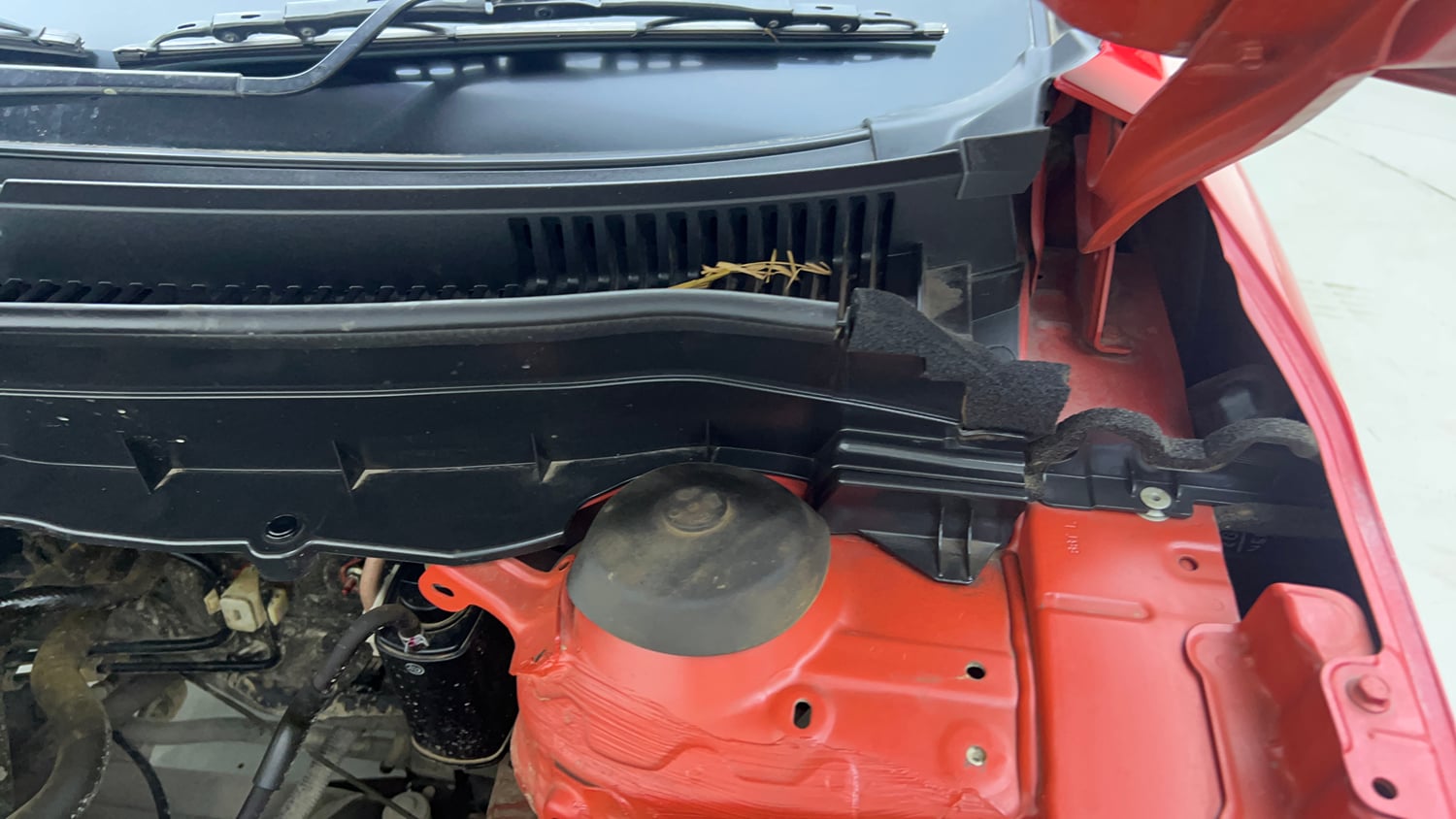 Used 2022 Maruti Suzuki Brezza Vxi AT Petrol Automatic engine ENGINE LEFT SIDE HINGE & APRON VIEW