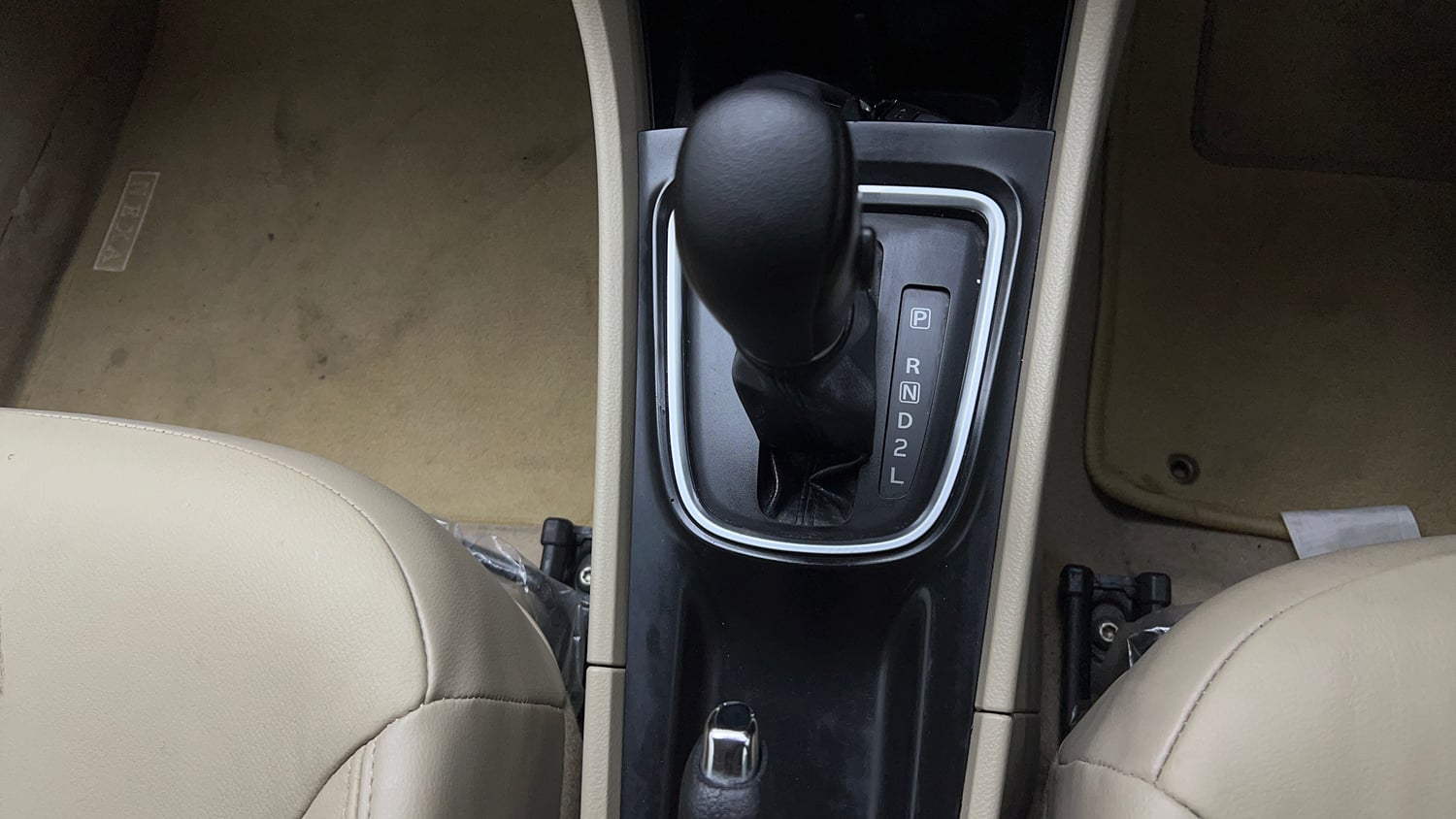 Used 2022 Maruti Suzuki Ciaz Alpha 1.5 AT Petrol Automatic interior GEAR  KNOB VIEW