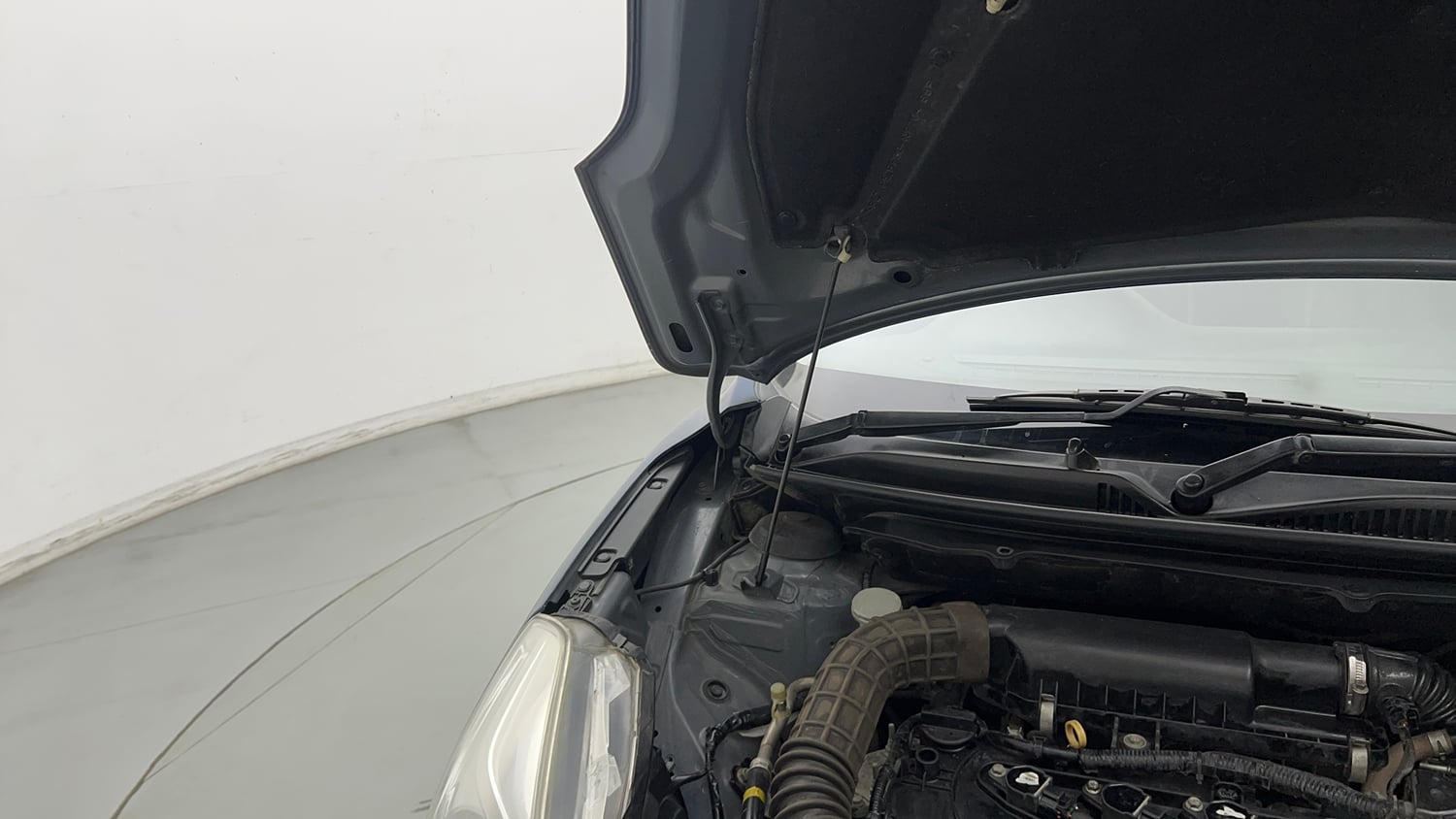 Used 2018 Maruti Suzuki Baleno Delta 1.2 Petrol Manual engine ENGINE RIGHT SIDE HINGE & APRON VIEW