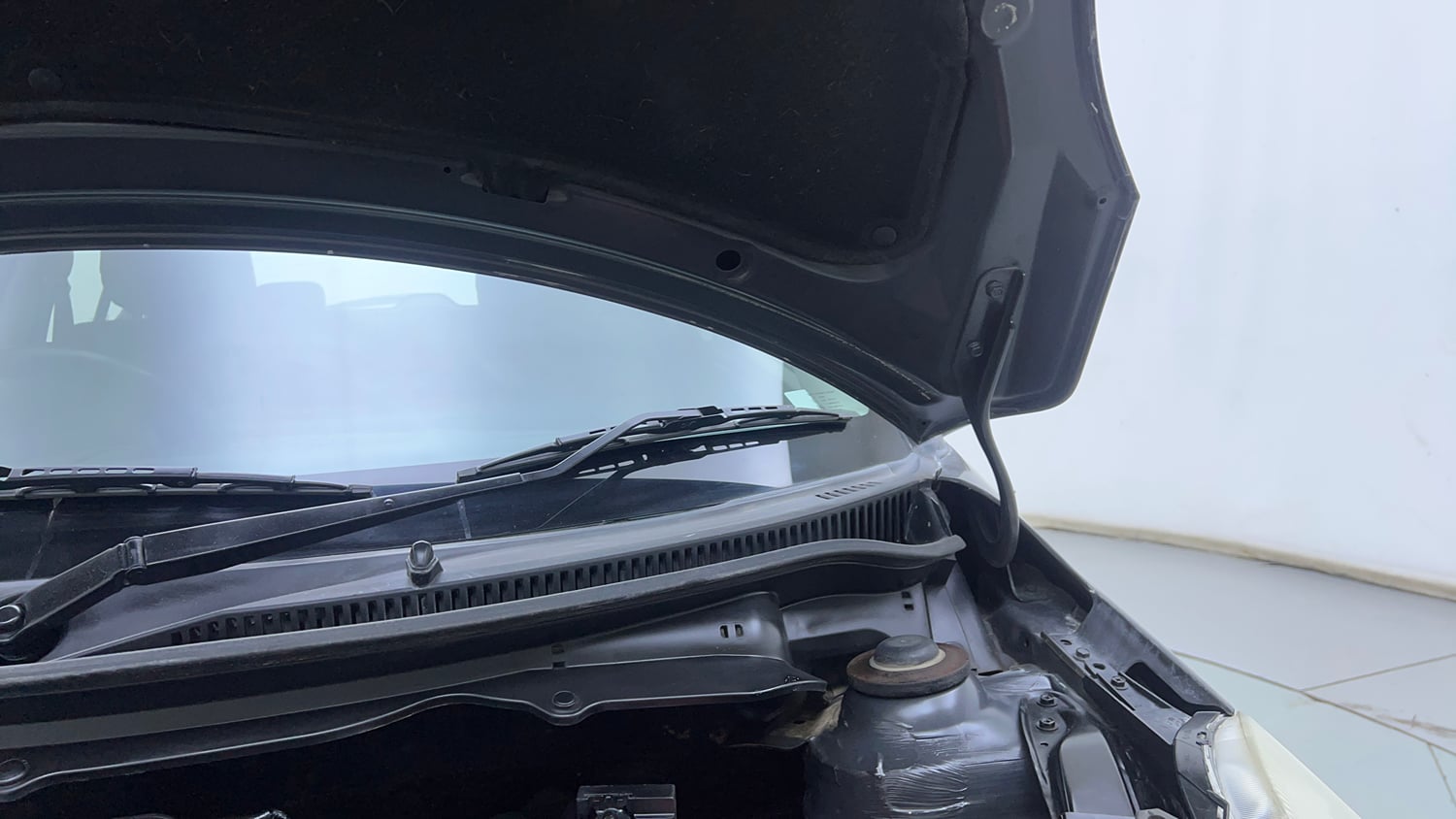 Used 2015 Maruti Suzuki Swift ZXi Petrol Manual engine ENGINE LEFT SIDE HINGE & APRON VIEW