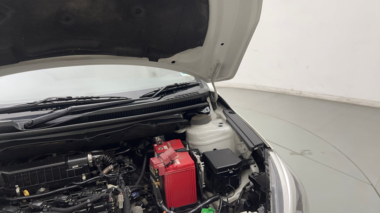 Used 2022 Maruti Suzuki Ciaz Alpha 1.5 AT Petrol Automatic engine ENGINE LEFT SIDE HINGE & APRON VIEW