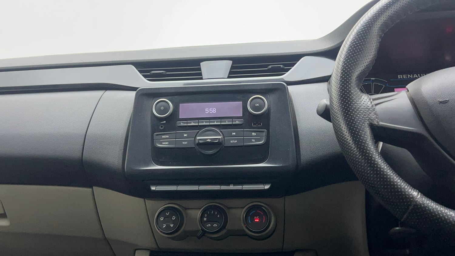 Used 2020 Renault Triber RXL Petrol Manual interior MUSIC SYSTEM & AC CONTROL VIEW