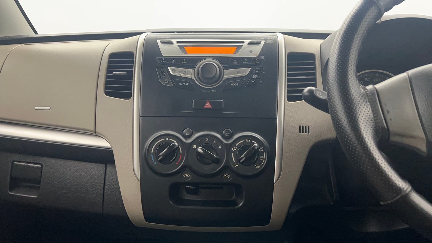 Used 2016 Maruti Suzuki Wagon R VXI Petrol Manual top_features Integrated (in-dash) music system