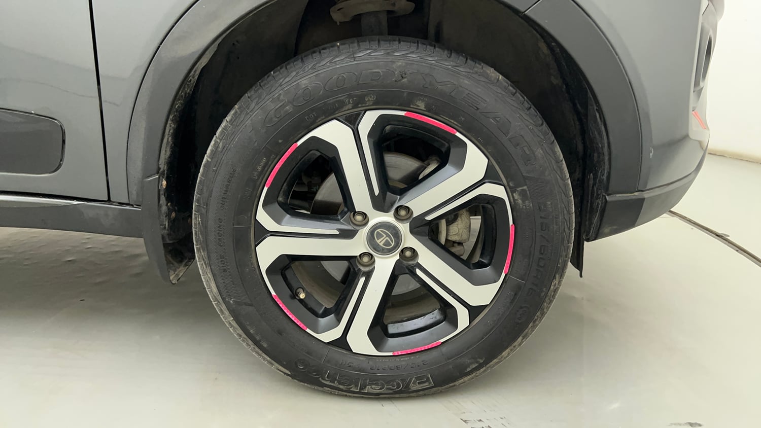 Used 2022 Tata Nexon XZA Plus (Premium) Petrol Automatic tyres RIGHT FRONT TYRE RIM VIEW