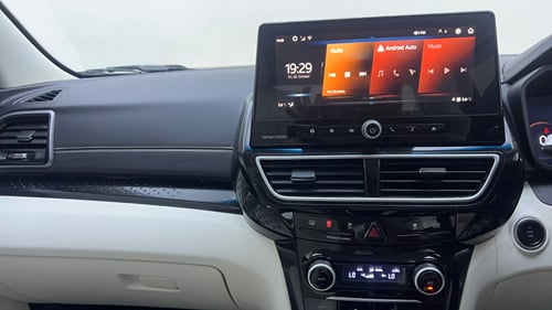 Used 2024 Mahindra XUV 3XO AX7L 1.2 Petrol AT Petrol Automatic interior MUSIC SYSTEM & AC CONTROL VIEW