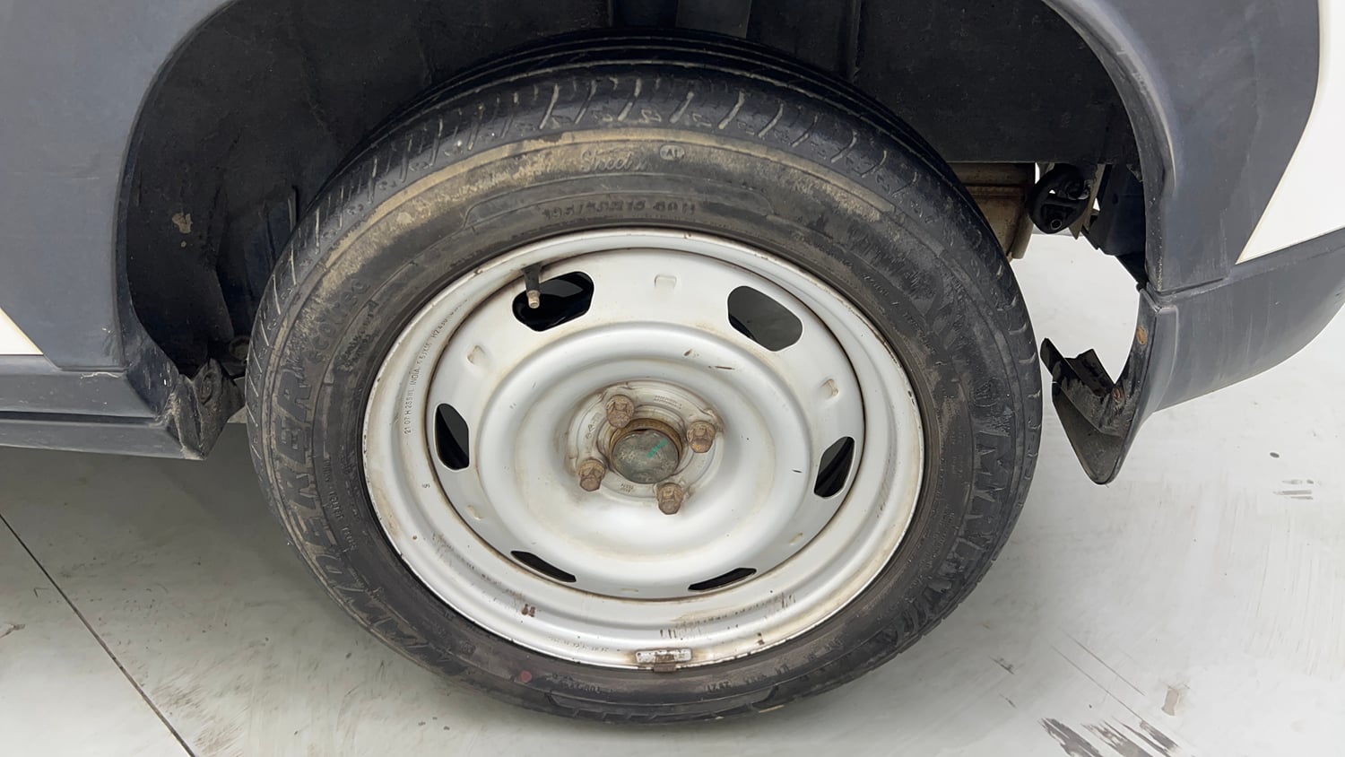 Used 2021 Nissan Magnite XE Petrol Manual tyres LEFT REAR TYRE RIM VIEW