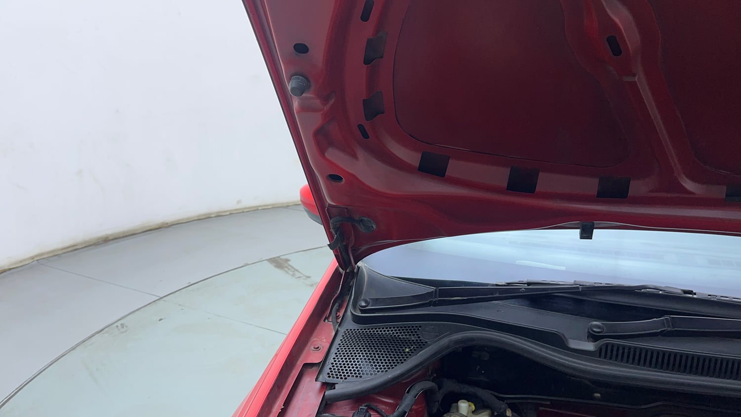 Used 2016 Volkswagen Polo Comfortline 1.2L (P) Petrol Manual engine ENGINE RIGHT SIDE HINGE & APRON VIEW