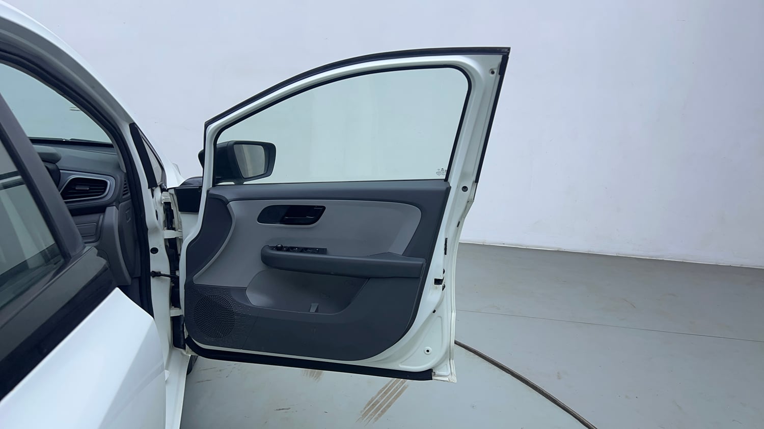 Used 2021 Tata Altroz XM Petrol Petrol Manual interior RIGHT FRONT DOOR OPEN VIEW