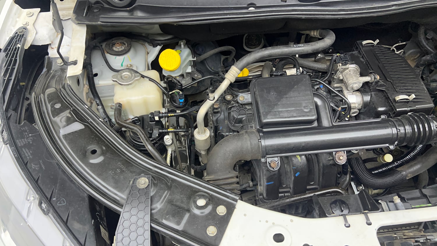 Used 2021 Nissan Magnite XL Petrol Manual engine ENGINE RIGHT SIDE VIEW
