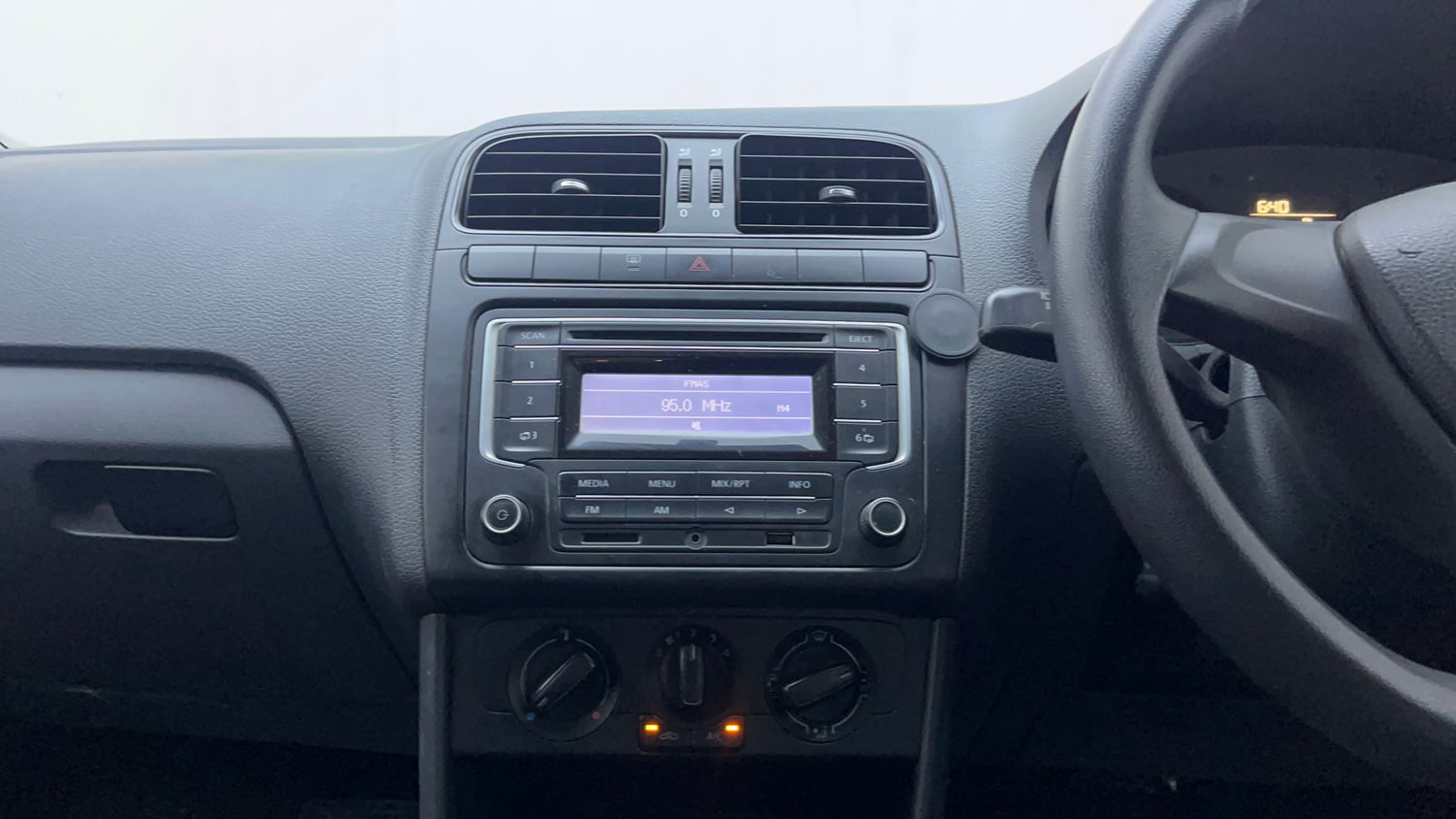 Used 2016 Volkswagen Polo Comfortline 1.2L (P) Petrol Manual interior MUSIC SYSTEM & AC CONTROL VIEW