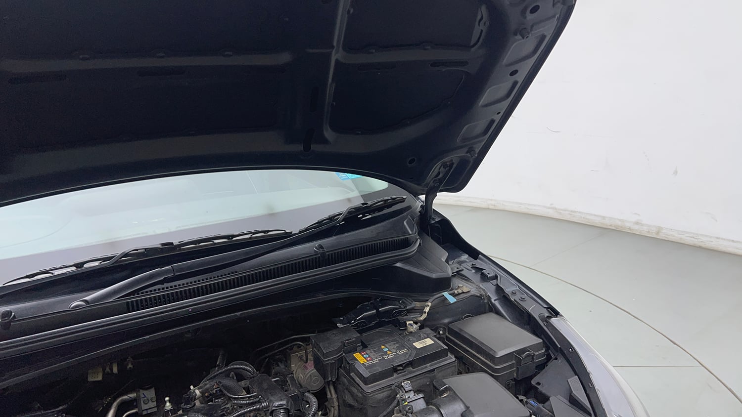Used 2023 Hyundai New i20 Sportz 1.2 MT Petrol Manual engine ENGINE LEFT SIDE HINGE & APRON VIEW