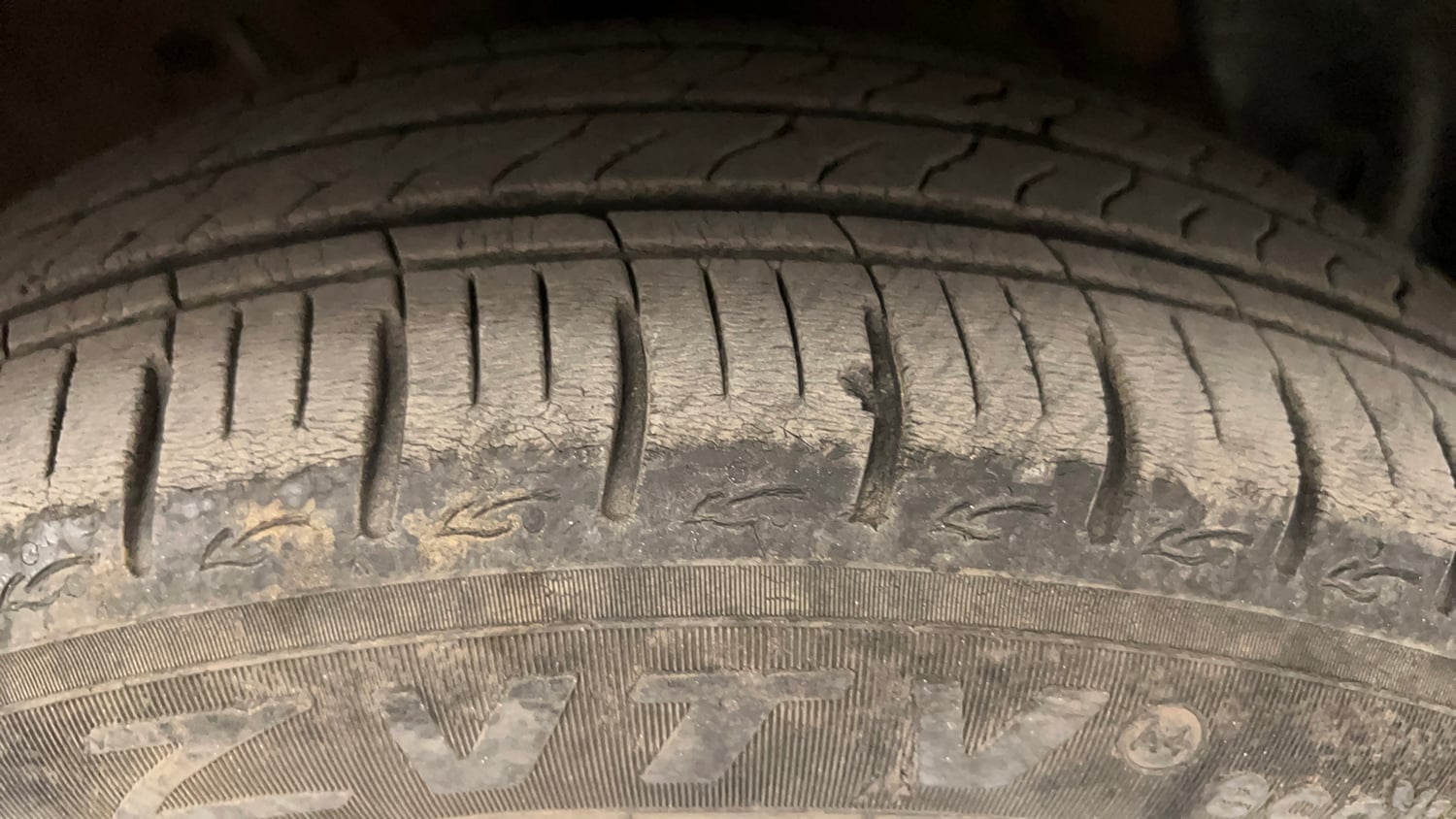 Used 2021 Hyundai Aura S 1.2 AMT Petrol Petrol Automatic tyres RIGHT FRONT TYRE TREAD VIEW
