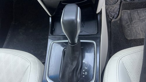 Used 2024 Mahindra XUV 3XO AX7L 1.2 Petrol AT Petrol Automatic interior GEAR  KNOB VIEW