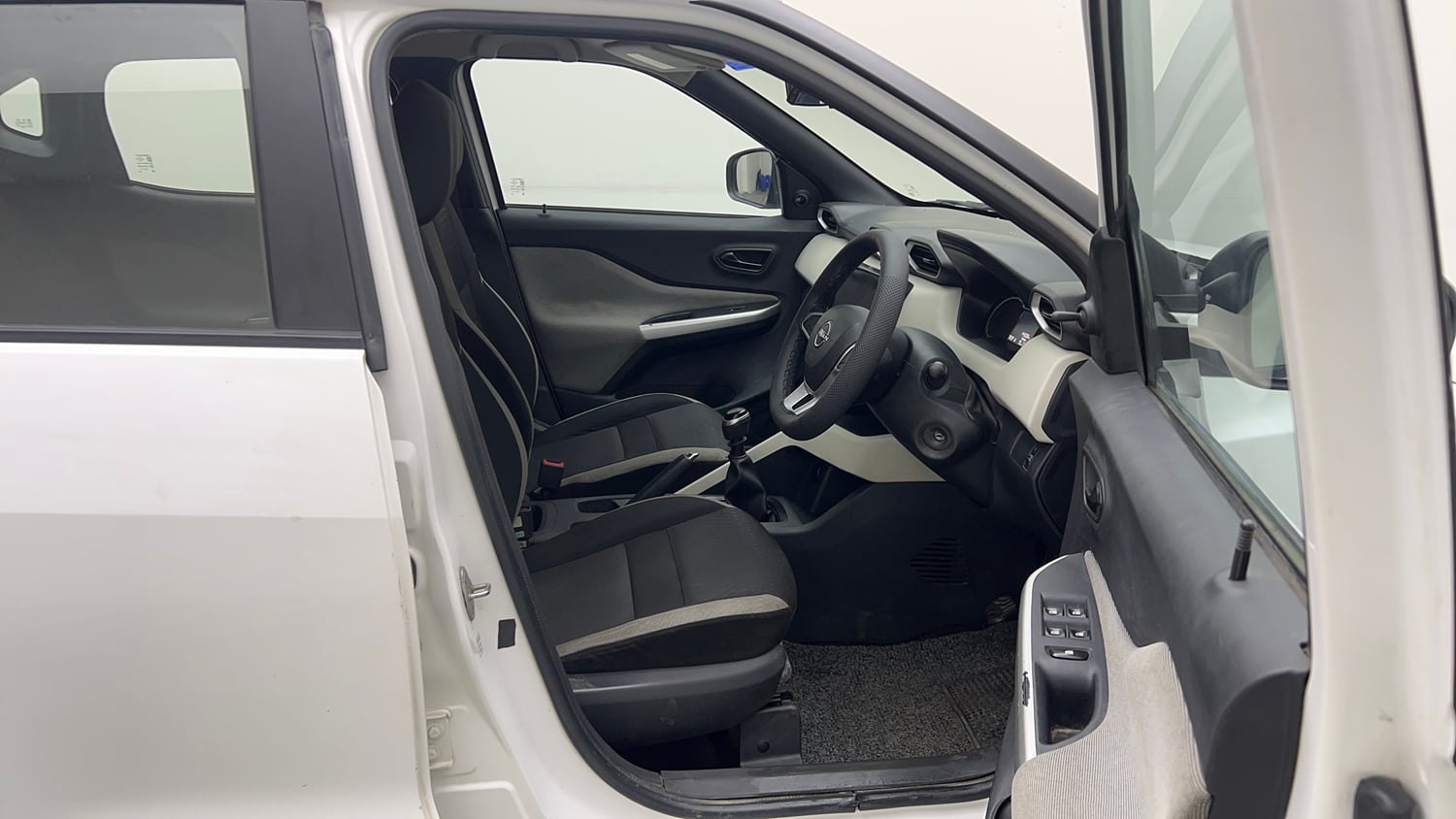Used 2021 Nissan Magnite XE Petrol Manual interior RIGHT SIDE FRONT DOOR CABIN VIEW