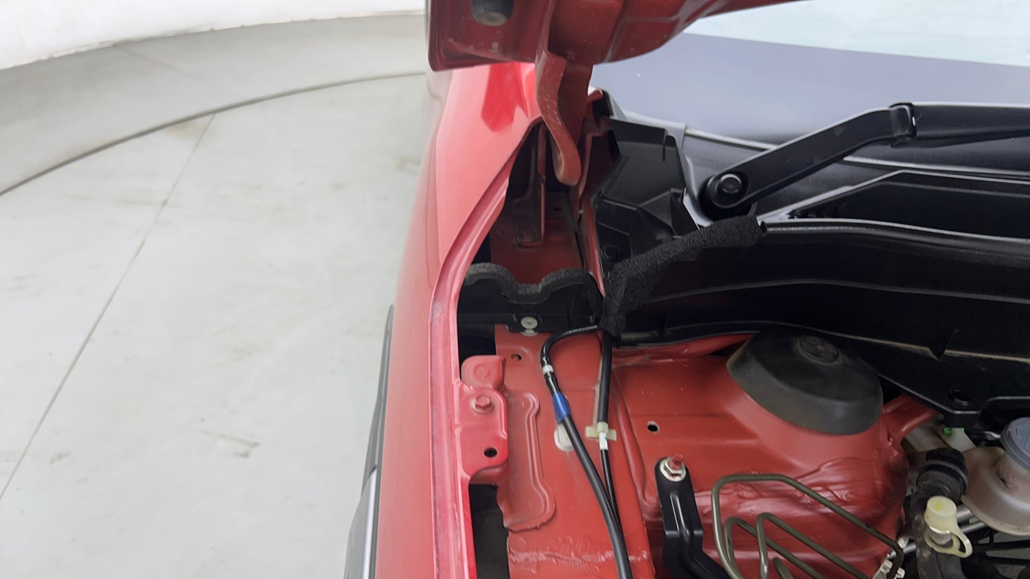 Used 2022 Maruti Suzuki Brezza Vxi AT Petrol Automatic engine ENGINE RIGHT SIDE HINGE & APRON VIEW