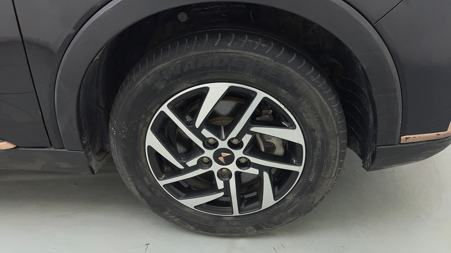 Used 2023 Mahindra XUV400 EL 5S Electric Automatic tyres RIGHT FRONT TYRE RIM VIEW