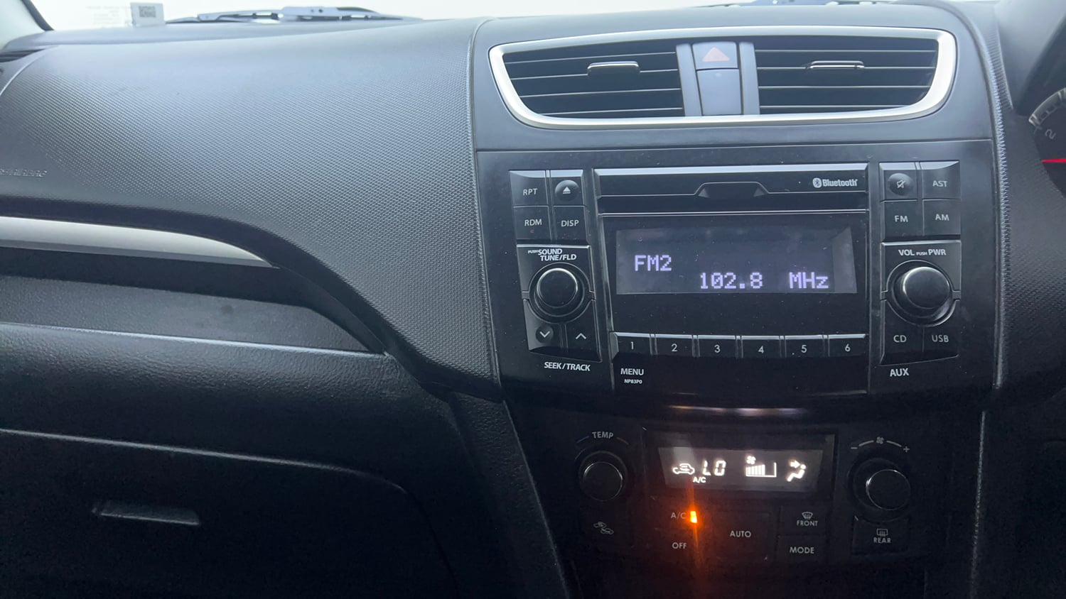Used 2015 Maruti Suzuki Swift ZXi Petrol Manual interior MUSIC SYSTEM & AC CONTROL VIEW