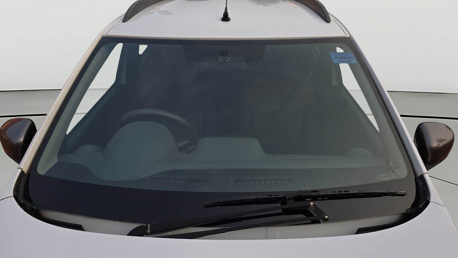Used 2017 Renault Kwid 1.0 RXT Opt Petrol Manual exterior FRONT WINDSHIELD VIEW