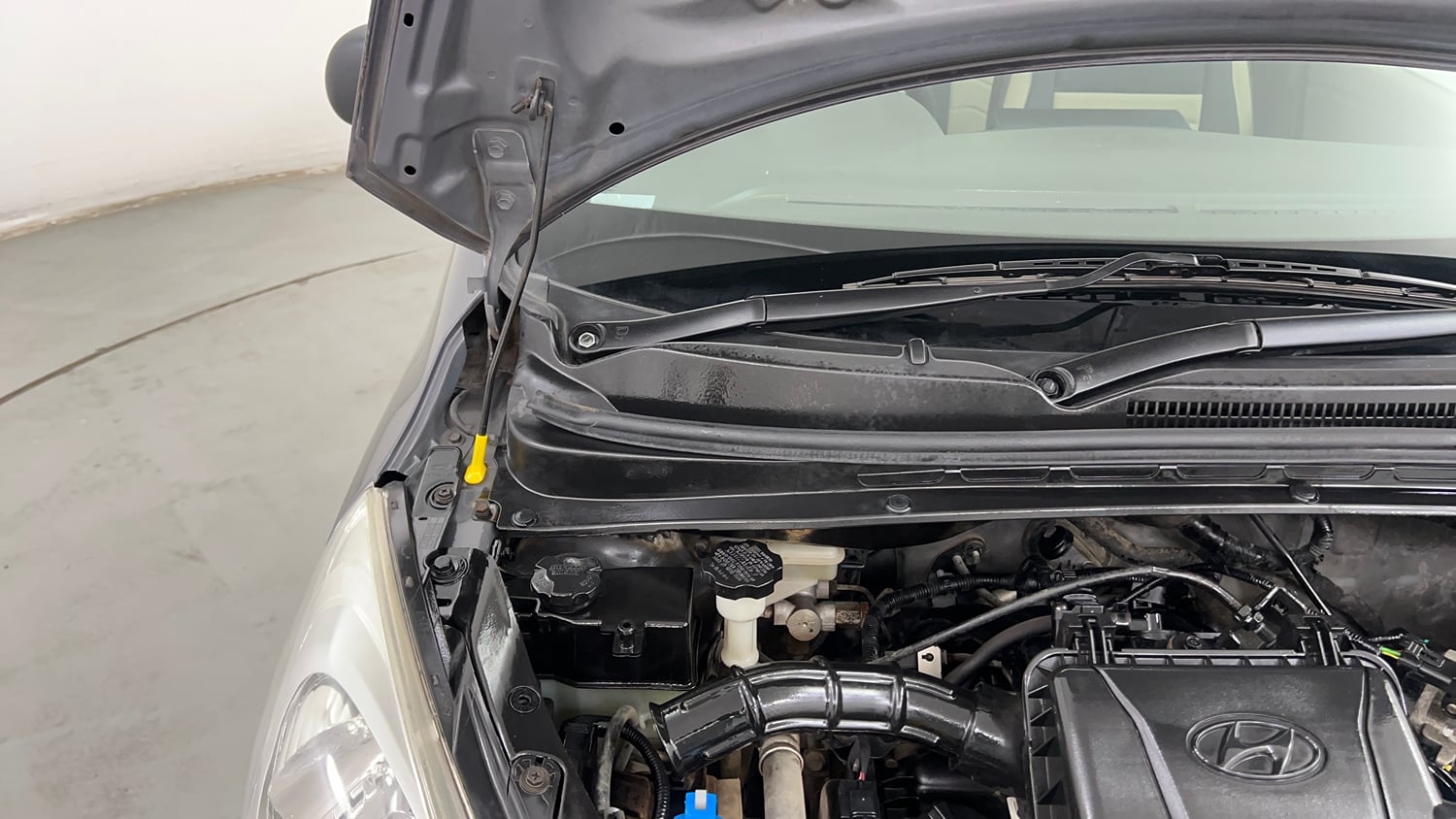 Used 2015 Hyundai i10 Magna 1.1 iRDE2 Petrol Manual engine ENGINE RIGHT SIDE HINGE & APRON VIEW