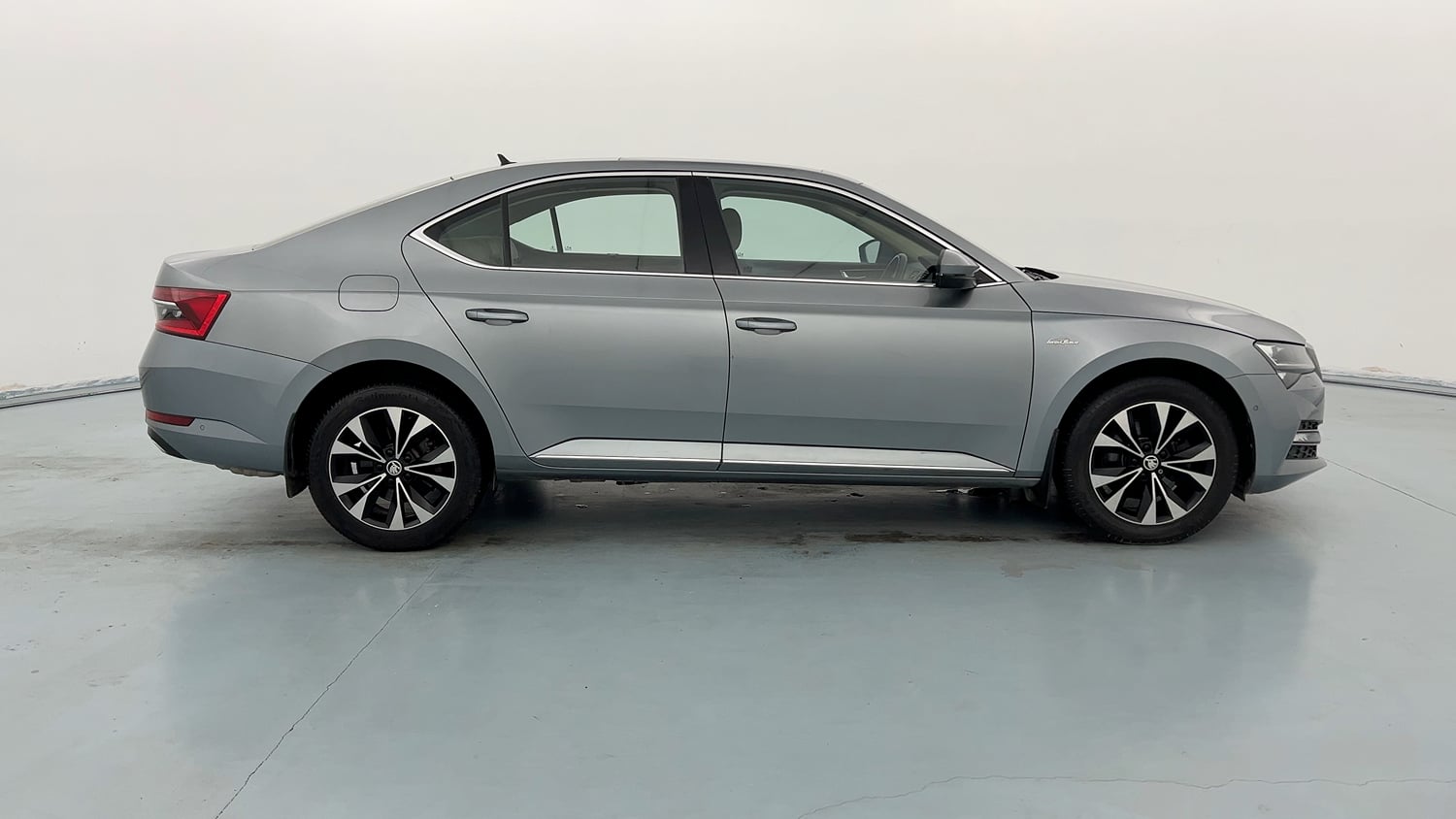 Used 2021 Skoda Superb L&K AT Petrol Automatic exterior RIGHT SIDE VIEW