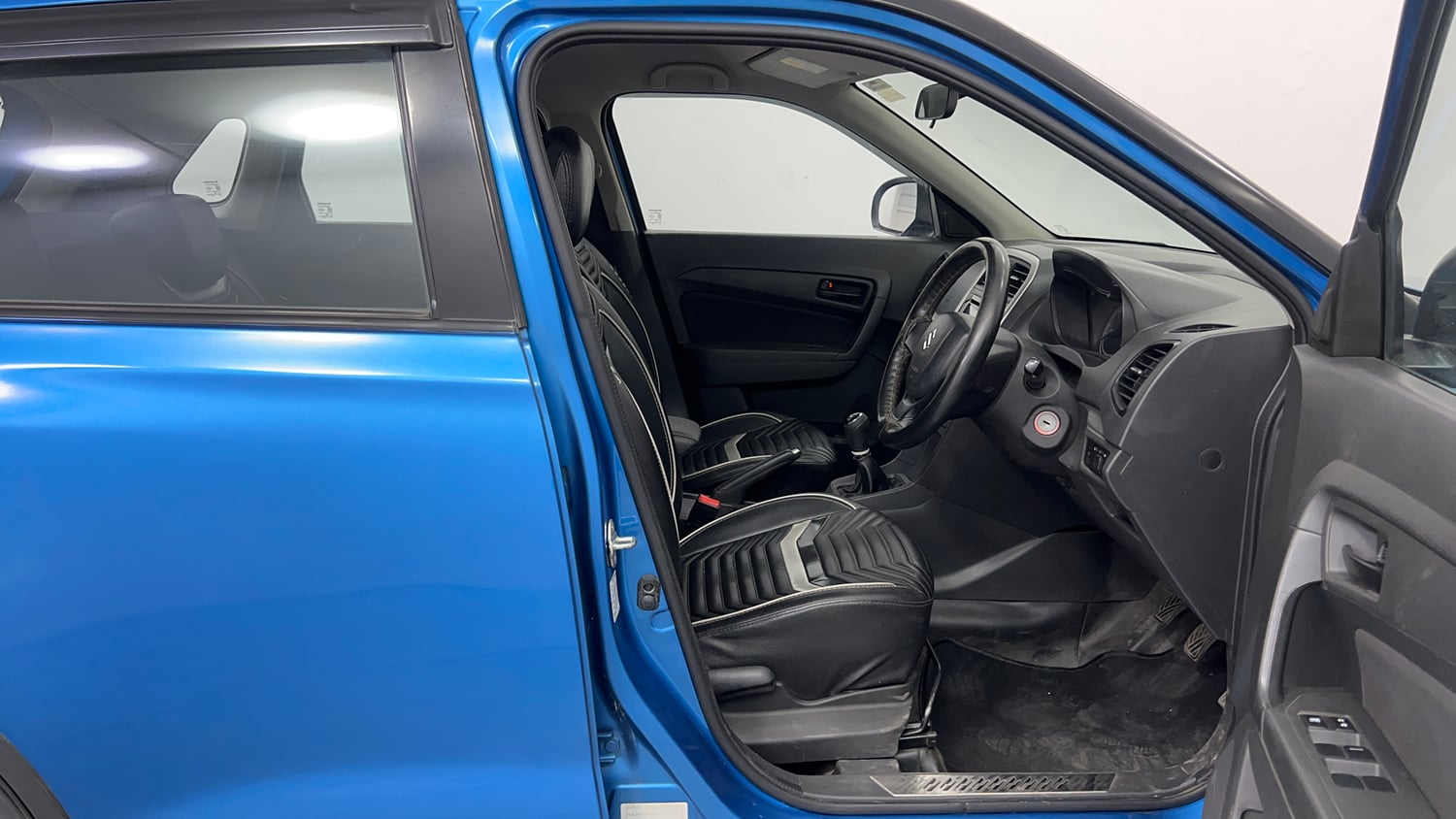 Used 2017 Maruti Suzuki Vitara Brezza VDi (O) Diesel Manual interior RIGHT SIDE FRONT DOOR CABIN VIEW