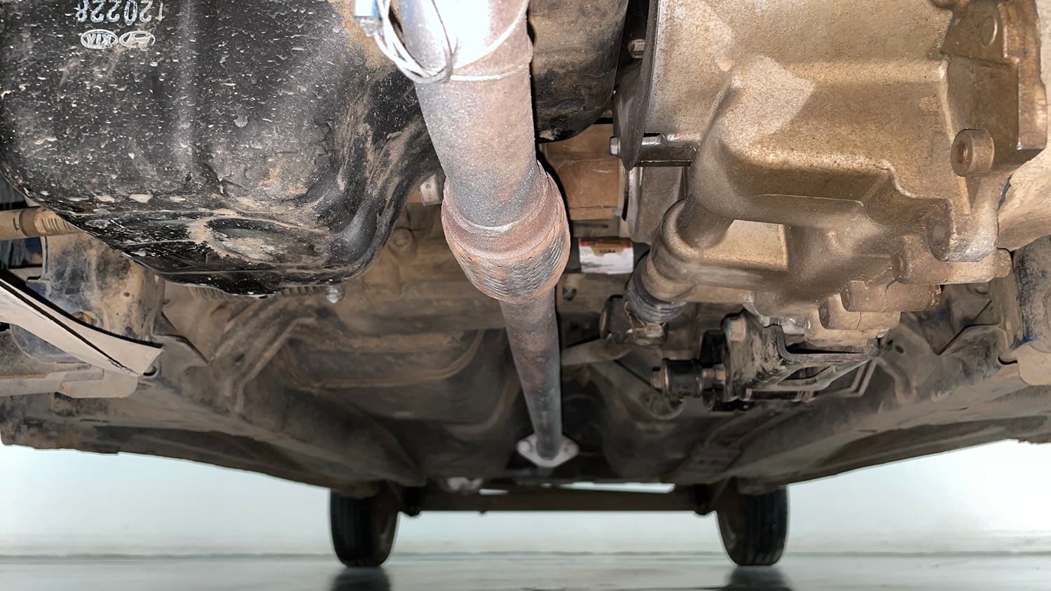 Used 2012 Hyundai Eon Magna + Petrol Manual extra FRONT LEFT UNDERBODY VIEW