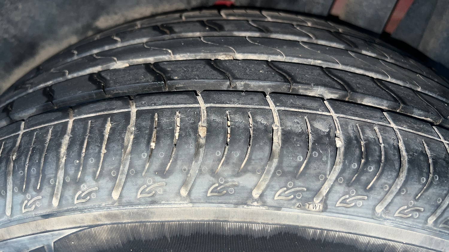 Used 2022 Maruti Suzuki Brezza Vxi AT Petrol Automatic tyres LEFT REAR TYRE TREAD VIEW