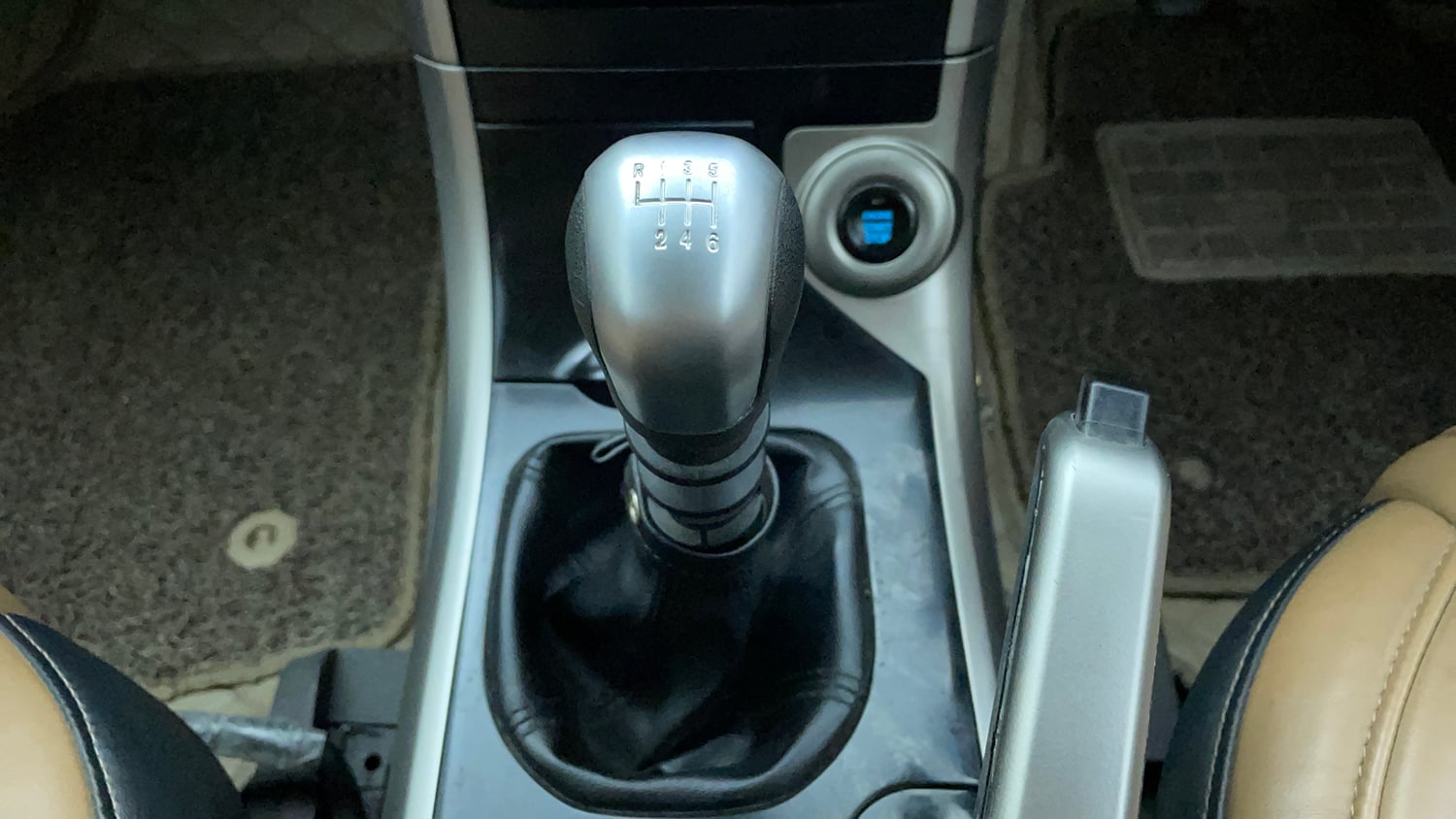 Used 2019 Mahindra XUV500 W11 Diesel Manual interior GEAR  KNOB VIEW