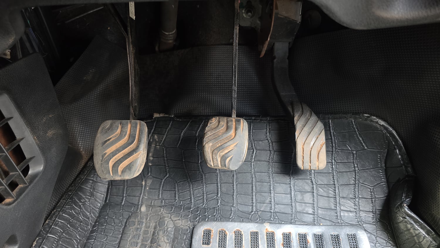 Used 2017 Renault Kwid 1.0 RXT Opt Petrol Manual interior PEDALS VIEW