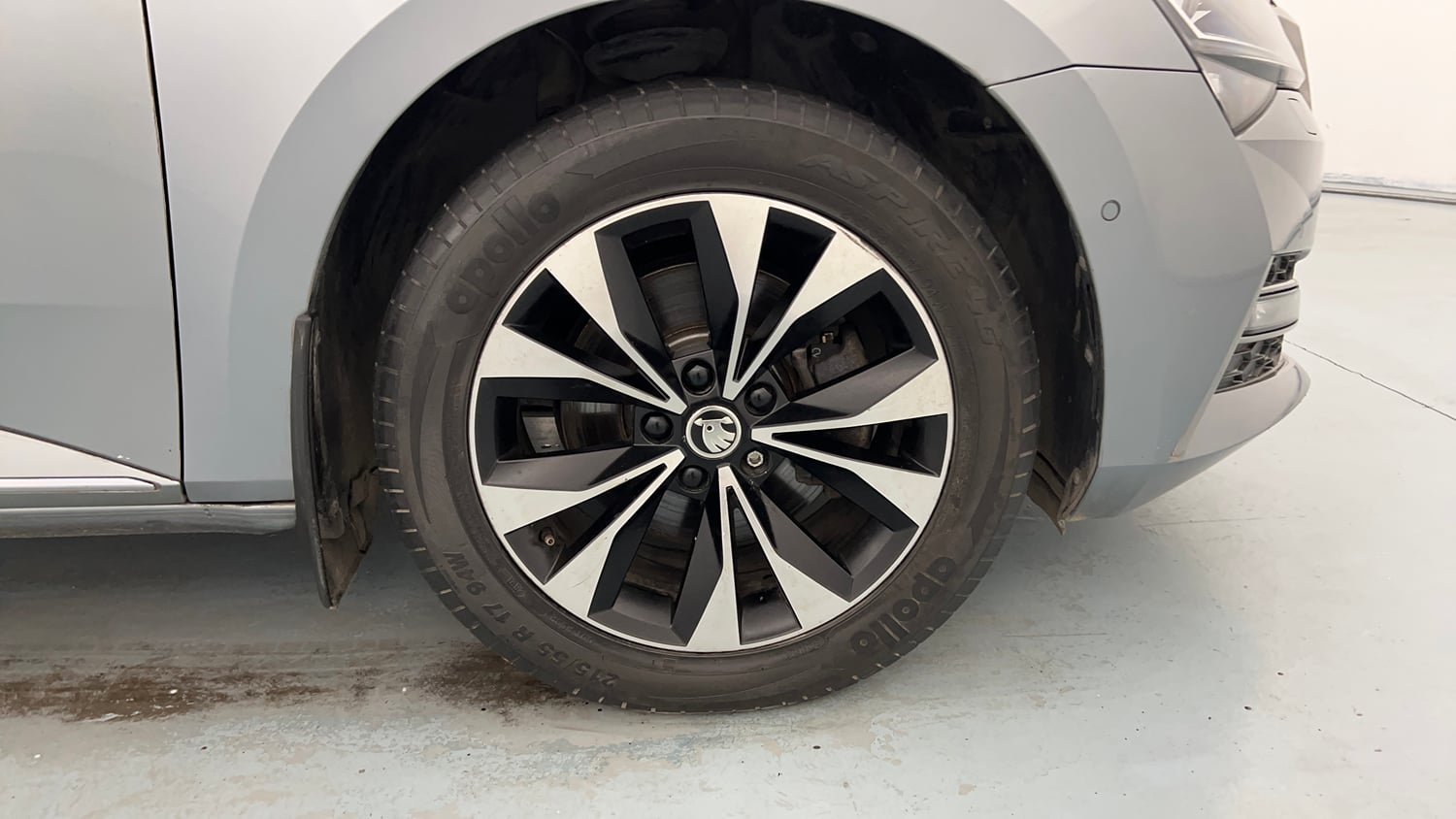 Used 2021 Skoda Superb L&K AT Petrol Automatic tyres RIGHT FRONT TYRE RIM VIEW