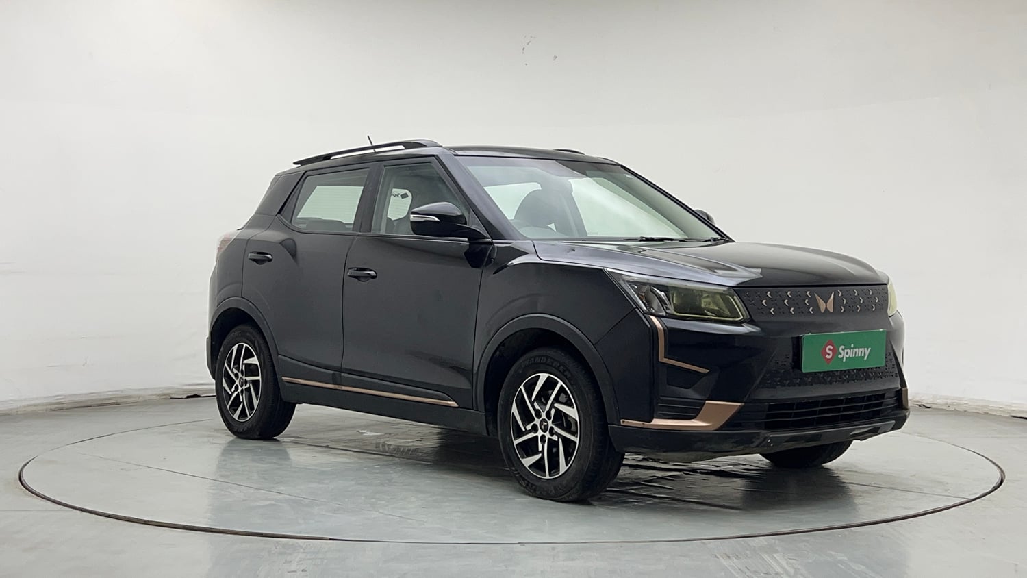 Used 2023 Mahindra XUV400 EL 5S Electric Automatic exterior RIGHT FRONT CORNER VIEW