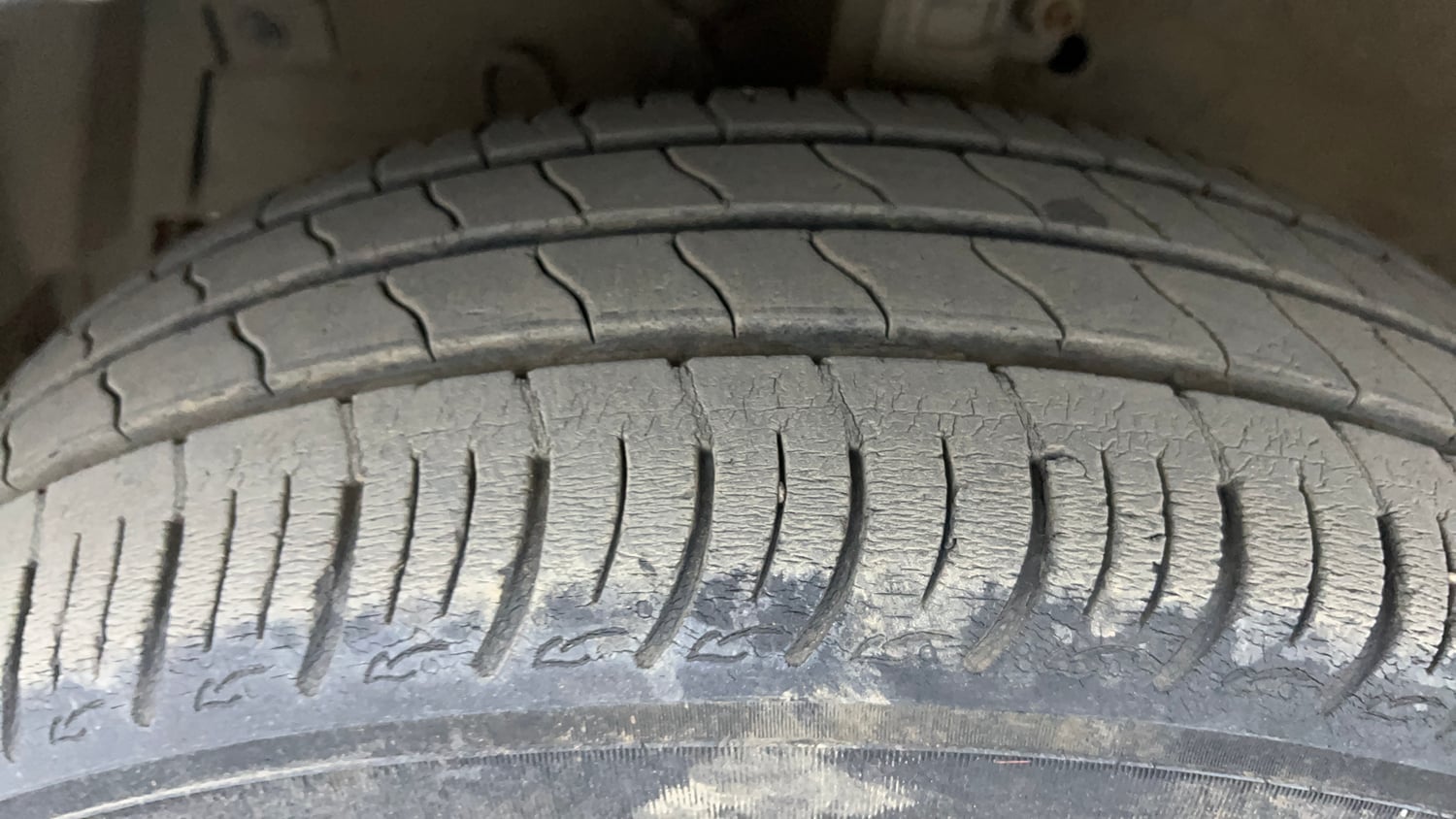 Used 2015 Maruti Suzuki Swift ZXi Petrol Manual tyres LEFT FRONT TYRE TREAD VIEW
