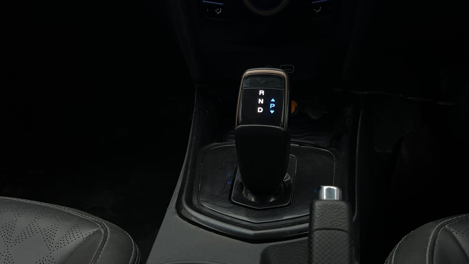 Used 2023 Mahindra XUV400 EL 5S Electric Automatic interior GEAR  KNOB VIEW