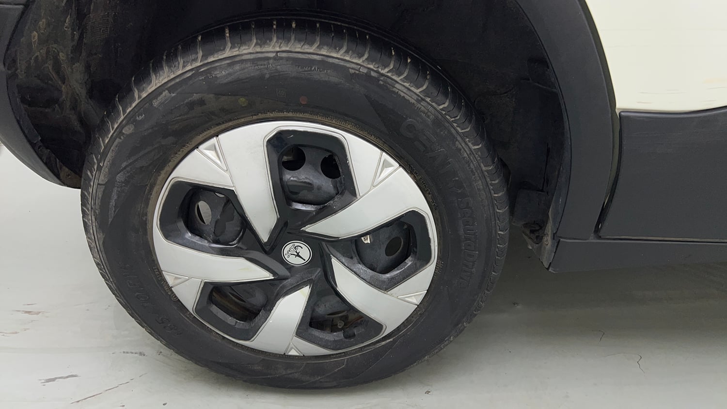 Used 2023 Tata Punch Pure MT Petrol Manual tyres RIGHT REAR TYRE RIM VIEW