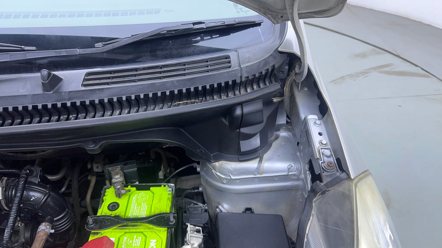 Used 2018 Maruti Suzuki Ertiga ZXI+ Petrol Manual engine ENGINE LEFT SIDE HINGE & APRON VIEW