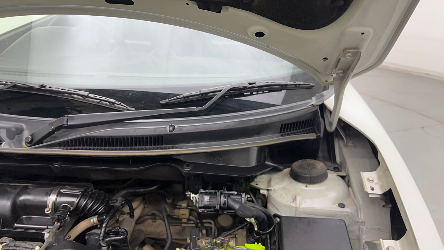 Used 2019 Maruti Suzuki Swift LXi Petrol Manual engine ENGINE LEFT SIDE HINGE & APRON VIEW