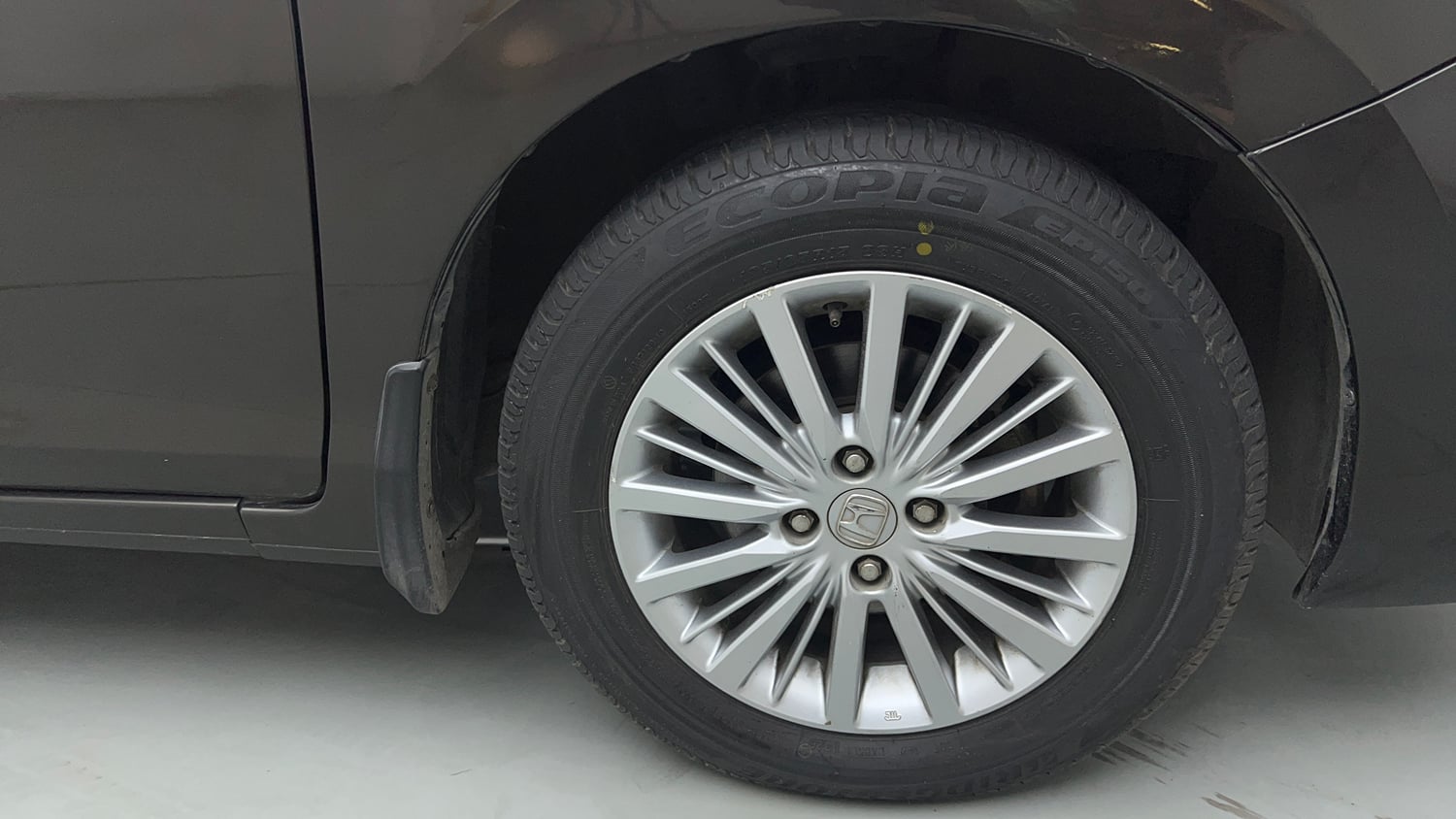 Used 2021 Honda City V Petrol Petrol Manual tyres RIGHT FRONT TYRE RIM VIEW